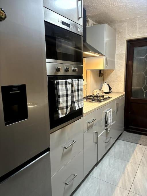 Charming And Cosy London Home, Garden, Parking & Family Fun Mitcham Exteriér fotografie